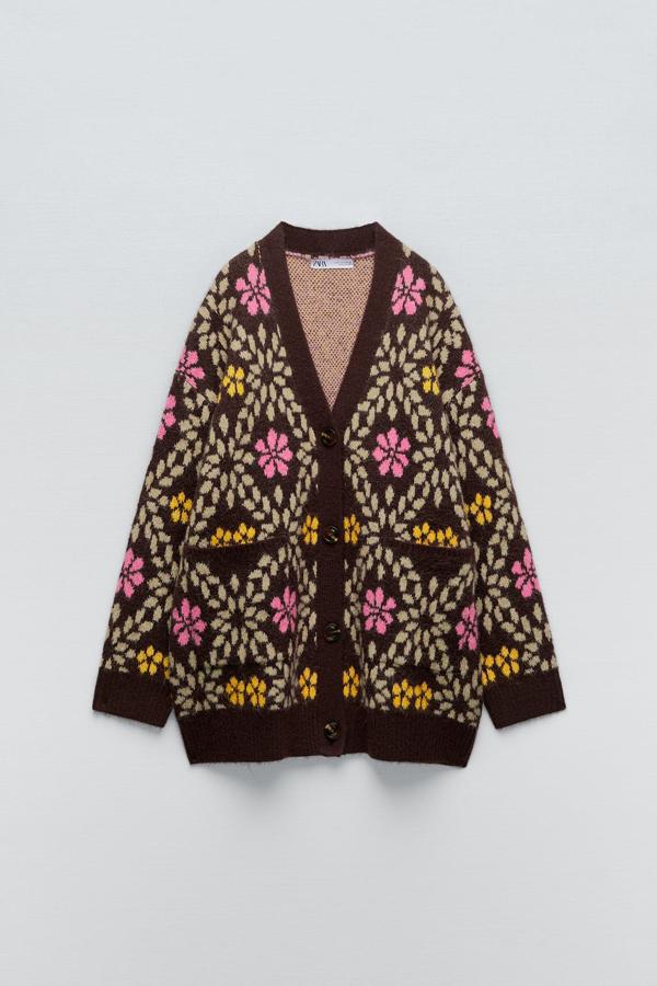 Las chaquetas de punto con estampado de flores son perfectas para llevar sobre vestidos lisos o con looks básicos de camiseta y vaqueros. Chaqueta de punto con print floral de Zara (39,99 euros). 