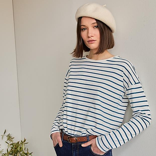 Imagen principal - El look con zapatillas y pantalones blancos que rejuvenece al instante, es tendencia y sienta de maravilla lo ha llevado Eugenia Silva