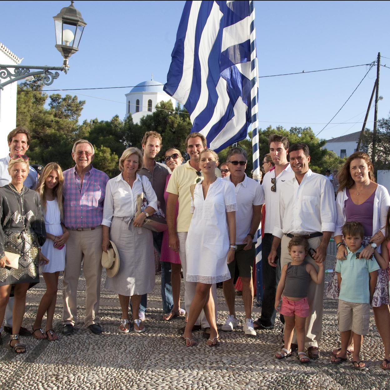 La familia real griega en un retrato veraniego casi al completo.