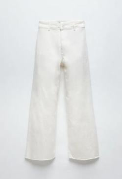 Imagen secundaria 2 - El look con zapatillas y pantalones blancos que rejuvenece al instante, es tendencia y sienta de maravilla lo ha llevado Eugenia Silva