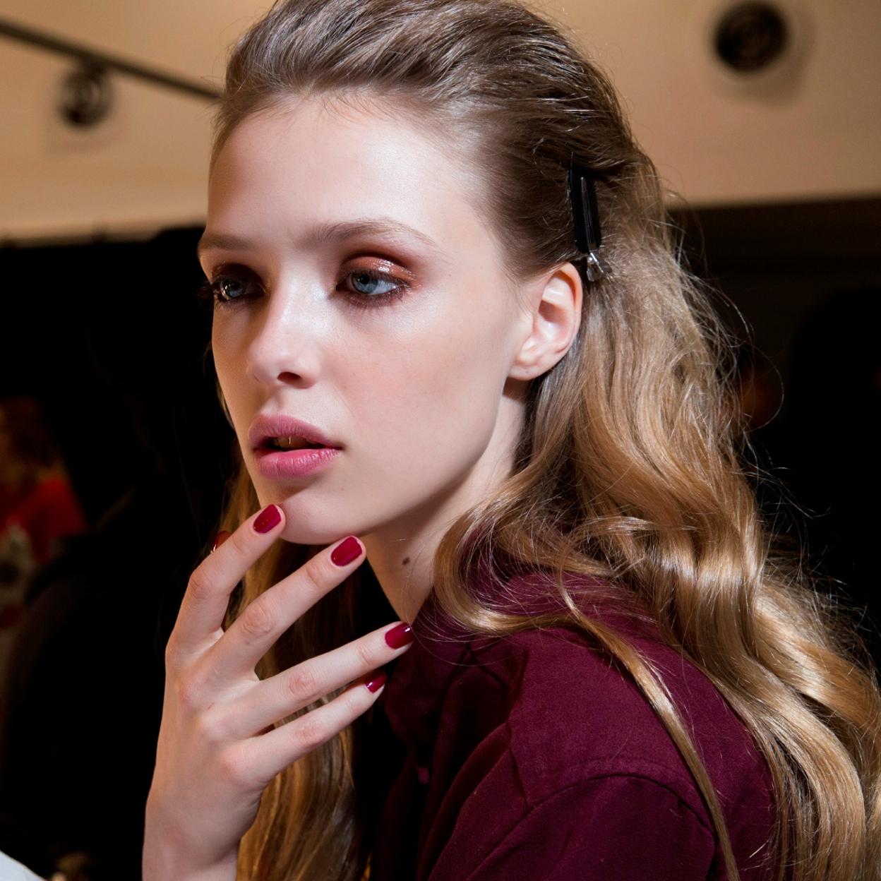 Pincha enl a imagen para conocer las mejores cremas de farmacia para acabar con las manchas. 