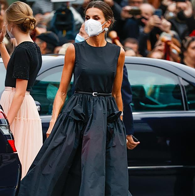 Imagen principal - La Reina Letizia sorprende en los Premios Princesa de Asturias 2021 con un impresionante vestido made in Spain que ya es su mejor look