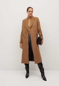 Imagen secundaria 2 - 1, Una chaqueta de tweed, que está de plena tendencia, pero que al mismo tiempo se convertirá en un básico atemporal de tu armario. Chaqueta corta de Mango Outlet (39,99 euros). 2. Una americana con un estampado de cuadros diferente, en tonos rojos y con cinturón. Blazer de Mango Outlet (39,99 euros). 3. Y no podía faltar un buen abrigo de lana con doble botonadura y estilo masculino. Abrigo camel de Mango Outlet (109 euros). 