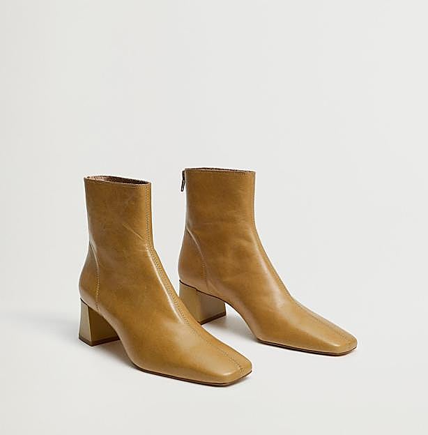 Imagen principal - 1. Un para de botines cómodos en un color que combina con todo. Botines de Mango Outlet (34,99 euros). 2. Un jersey con ochos estilo polo para los días más fríos del año. Jersey de punto de Mango Outlet (20,99 euros). 3. Una minifalda con estampado de cuadros para llevar con prendas de cuero. Falda corta de Mango Outlet (17,99 euros). 