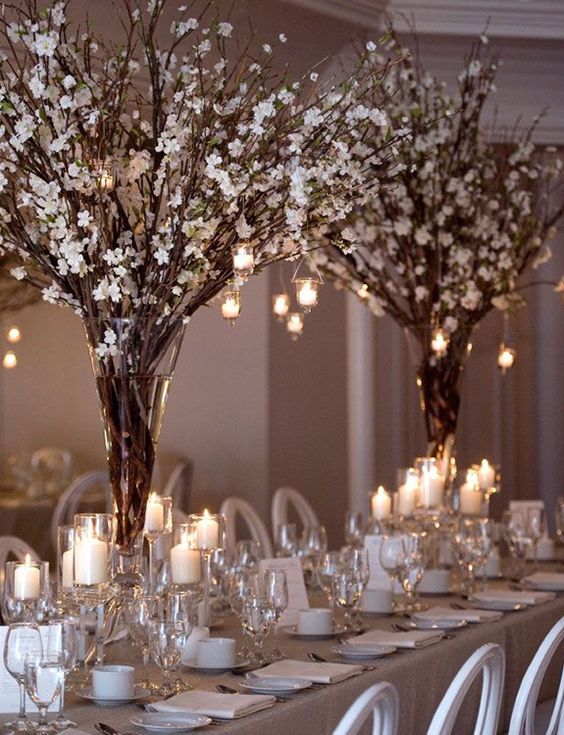 Elegancia en blanco y una iluminación indirecta a base de velas. ¿Qué más necesitas para una decoración de mesa tan elegante y sofisticada?