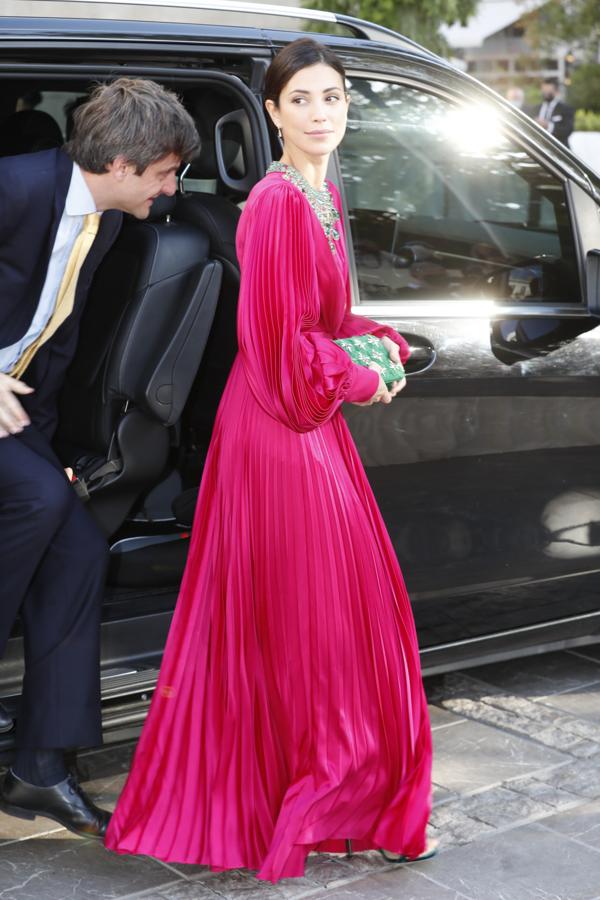 Alessandra de Osma se ha batido en duelo de estilo con la anterior invitada con este espectacular vestido rosa plisado que sienta de maravilla.
