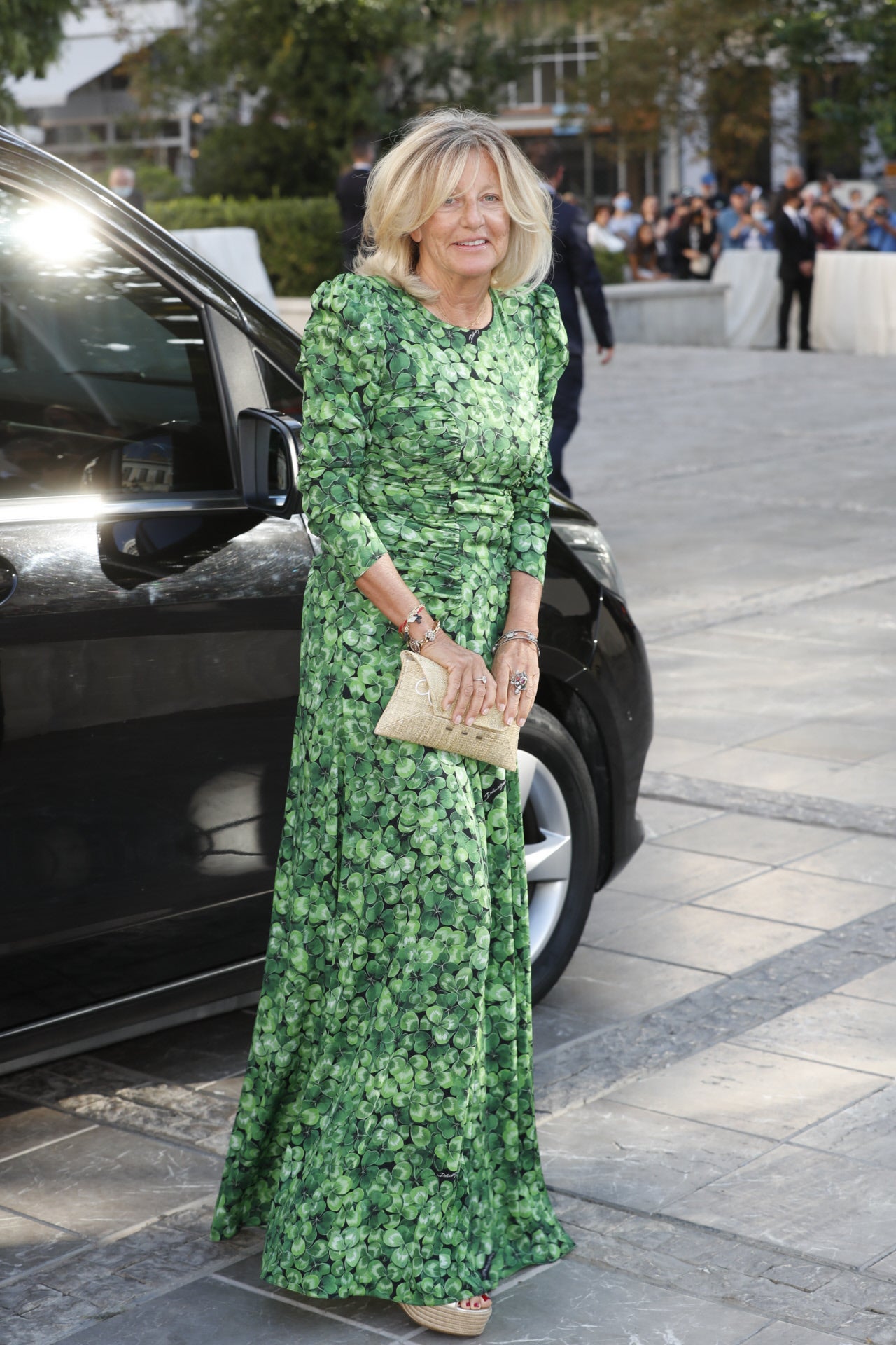 Chantal Hochuli con vestido verde de flores.