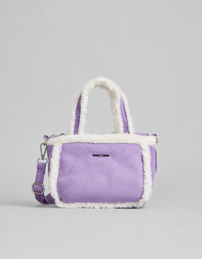 Con cuerpo en color lila y efecto ante y borreguito en las asas, los laterales, el bajo y la parte superior, este bolso de mano con asa de mano y de hombro extraíble cuesta 17,99 euros.