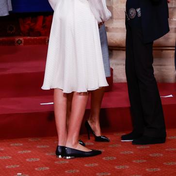 Imagen secundaria 1 - Las bailarinas con truco favoritas de la infanta Sofía: los zapatos planos (y muy cómodos) que estilizan, pegan con todo y nunca pasan de moda