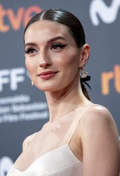 Imagen secundaria 2 - El truco de las royal, famosas e influencers para conseguir un peinado fácil y rejuvenecedor: un lazo negro que ya es tendencia y que está en el low cost