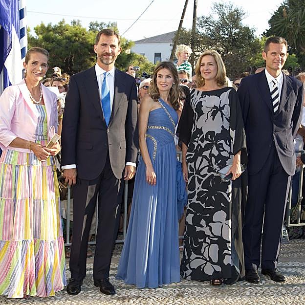 Una imagen hoy casi impensable: los entonces príncipes de Asturias, Felipe y Letizia, con la Infanta Elena, la Infanta Cristina e Iñaki Urdangarín en la boda de Tatiana y Nicolas de Grecia en 2010. 