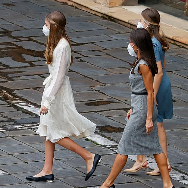 Imagen principal - Las bailarinas con truco favoritas de la infanta Sofía: los zapatos planos (y muy cómodos) que estilizan, pegan con todo y nunca pasan de moda
