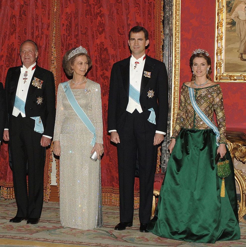 El vestido más impresionante de la Reina Sofía es, sin lugar a dudas, este imponente diseño joya de Alta Costura de Valentino que la Reina Sofía lució durante la recepción de gala a Vladimir Putin en 2006.