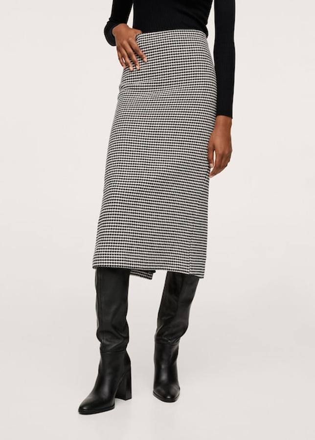 Estampado pata de gallo mini para esta bonita falda lápiz en blanco y negro confeccionada en algodón y de diseño midi. Con tiro alto y abertura posterior en el bajo, podemos encontrarla entre las tallas XXS y XXL, menos en la XL, por 39,99 euros.