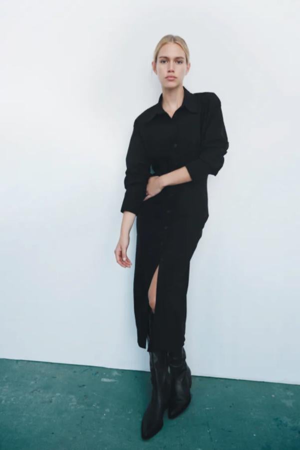 Diseño camisero en midi para este vestido con cuello solapa y mangas largas acabadas en puño con pliegues que tiene bajo acabado con abertura en espalda y de 39,95 euros ha pasado a 19,99 euros. 