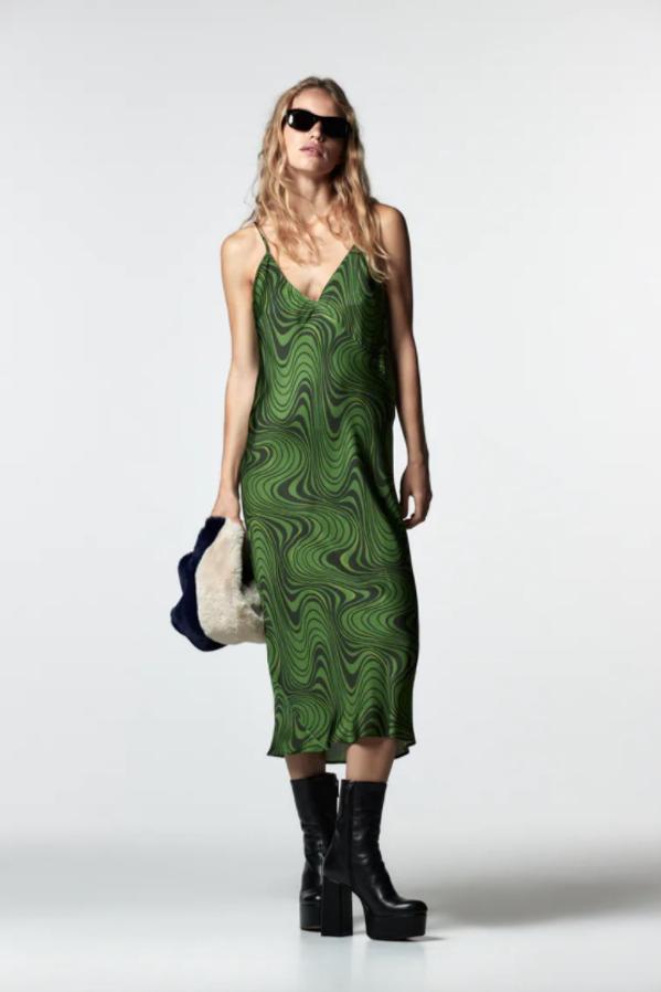 En tonos verdes y marrones con estampado fantasía, este vestido midi con escote de pico y tirantes finos tiene falda acabada en vuelo y de 29,95 euros ha pasado a costar 15,99 euros. 