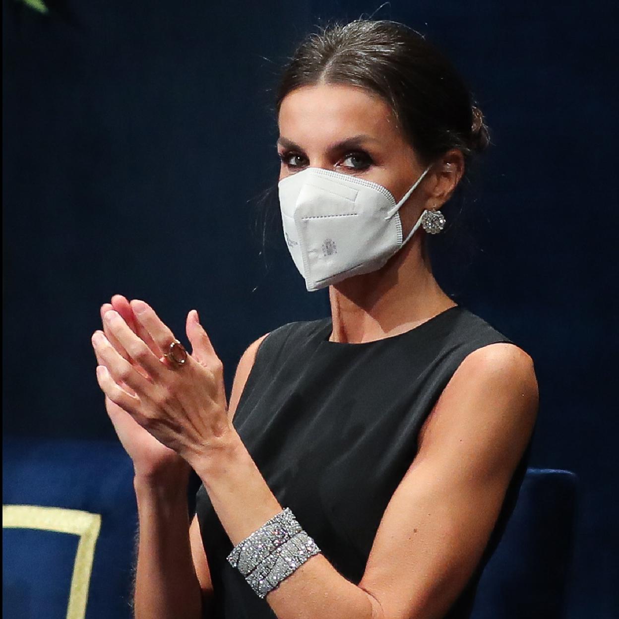 Pincha en la imagen para ver las joyas personalizables low cost que son la mejor elección para lograr un look elegante pero informal para el día a día.