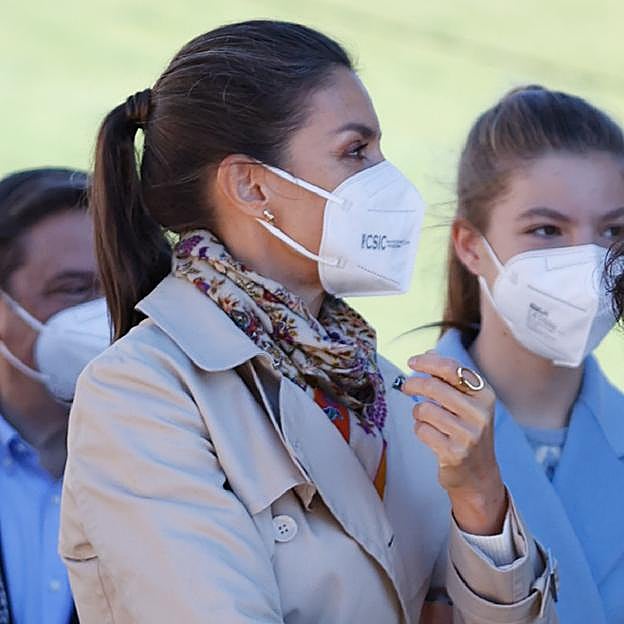 Imagen principal - Tenemos la copia low cost del anillo favorito de la Reina Letizia (y que no se quita) y que ya es tendencia
