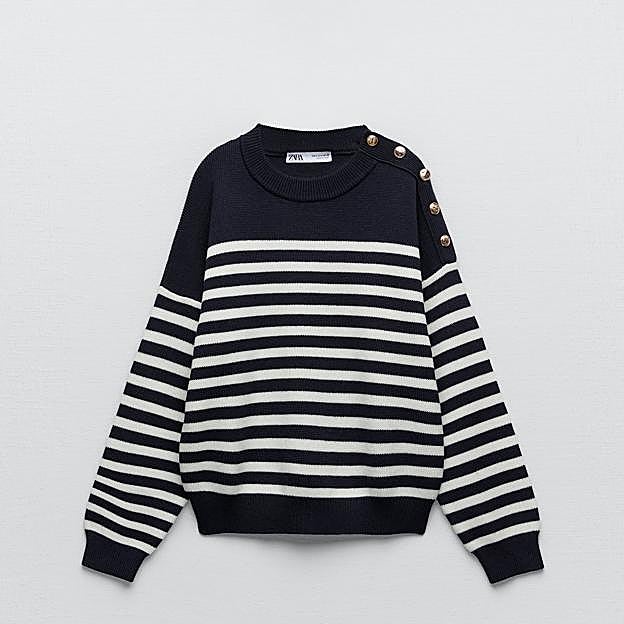 Imagen principal - 1. Jersey de rayas con botones marineros de Zara (39,99 euros). 2. Jersey de rayas con cuello alto y detalles en rojo de Zara (29,99 euros). 3. Jersey de rayas con mangas en contraste de Zara (19,99 euros). 