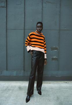 Imagen secundaria 2 - 1. Jersey con rayas de color rosa y verde con botones forrados (39,99 euros). 2. Jersey corto con mangas abullonadas y rayas de color rojo y azul de Zara (22,99 euros). 3. Jersey de rayas en color naranja, crudo y negro de Zara (49,99 euros). 