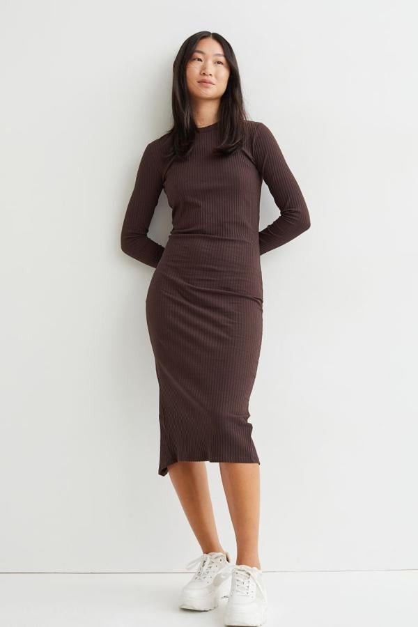 Disponible en gris, marrón, beige grisáceo y negro este vestido entallado en punto de canalé de H&M viene con cuello redondo, mangas largas ceñidas y abertura en el bajo por la parte posterior. Con un precio de 17,99 euros, está disponible entre las tallas XXS y XL.