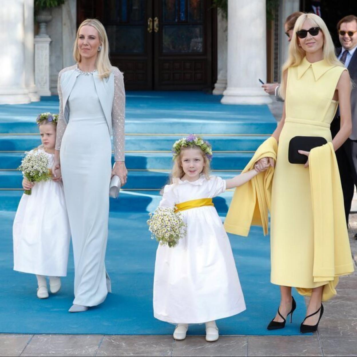 Alice Naylor-Leyland y su amiga Sabine Getty en la boda de Felipe de Grecia. Si quieres ver más invitados a la boda, picnha en la imagen.