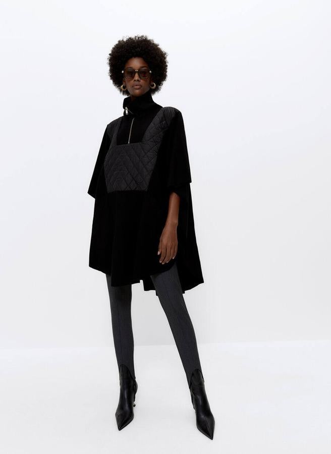 Capa de punto con cuello subido y apliques de nylon acolchado en negro de Uterqüe. 129 euros