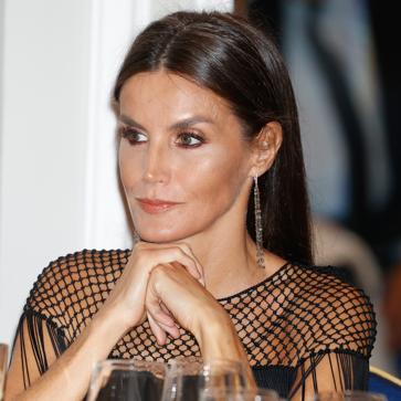 Imagen secundaria 1 - El cambio radical de peinado de la Reina Letizia (con raya en medio y sin canas) en los Premios Francisco Cerecedo que ha sorprendiedo a todos: elegante, rejuvenecedor y muy fácil de hacer