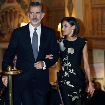 Imagen secundaria 1 - La Reina, en 2020 de Armani, de Dries van Noten en 2019 y de Carolina Herrera en 2019.