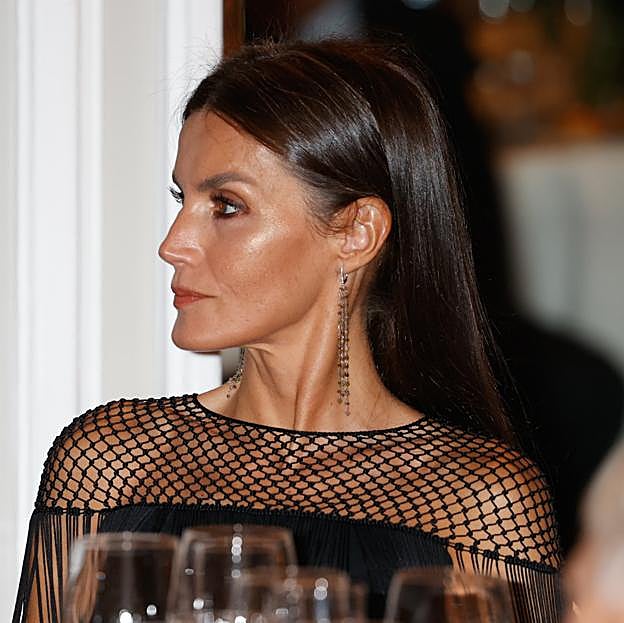 Imagen principal - El cambio radical de peinado de la Reina Letizia (con raya en medio y sin canas) en los Premios Francisco Cerecedo que ha sorprendiedo a todos: elegante, rejuvenecedor y muy fácil de hacer