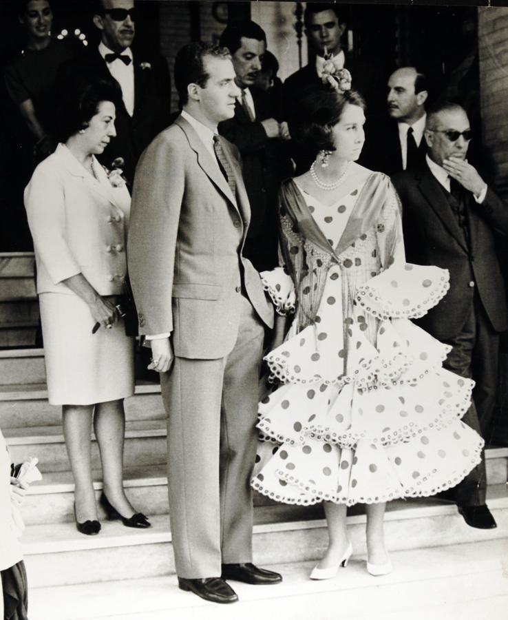 Doña Sofía, en una curiosa imagen vestida de flamenca durante una visita a la Feria de Abril de Sevilla en la década de los '60.