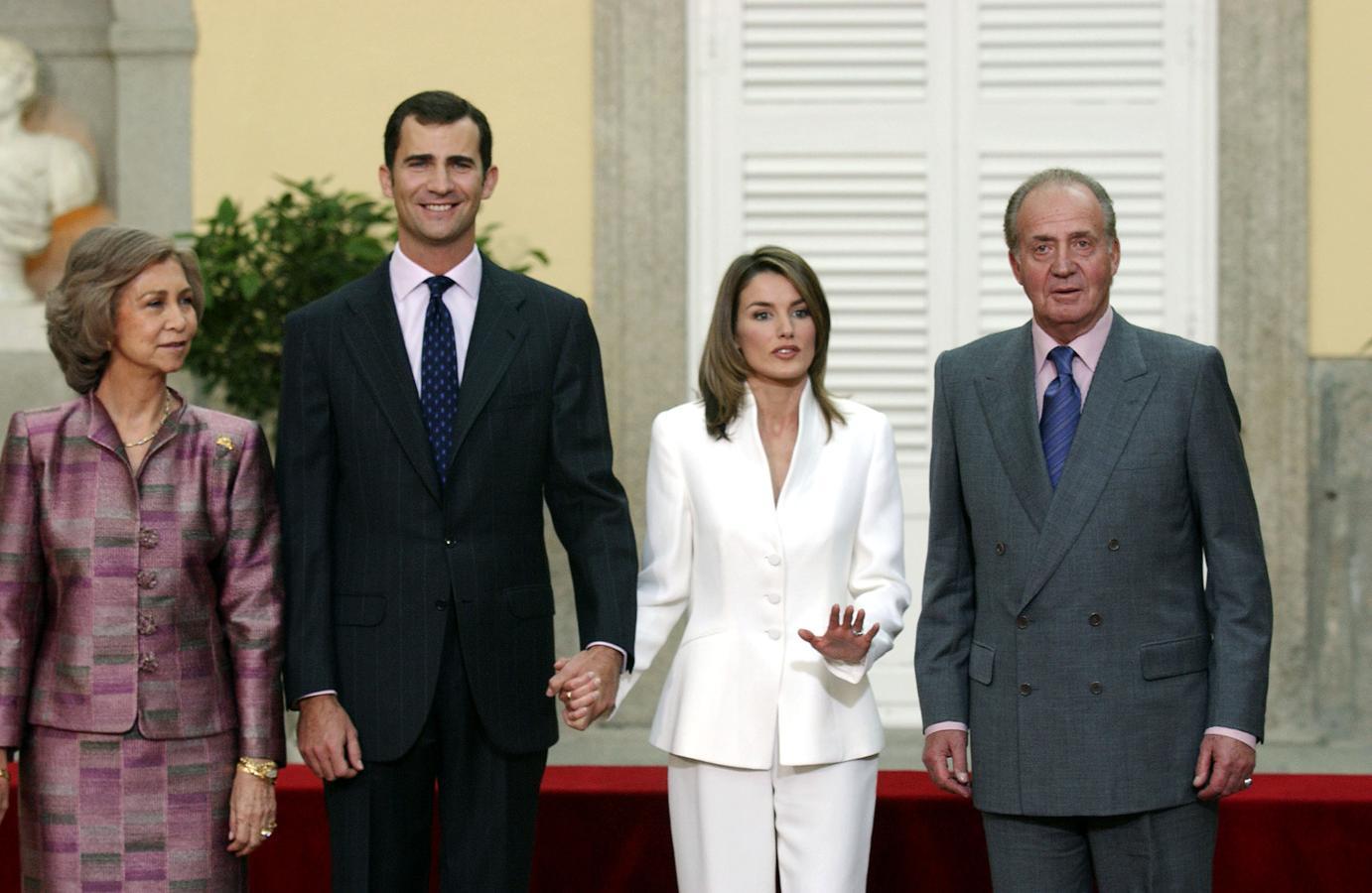 Doña Sofía y Don Juan Carlos acompañaron el 1 de noviembre de 2003 al Príncipe de Asturias durante el anuncio de su compromiso con Letizia Ortiz.