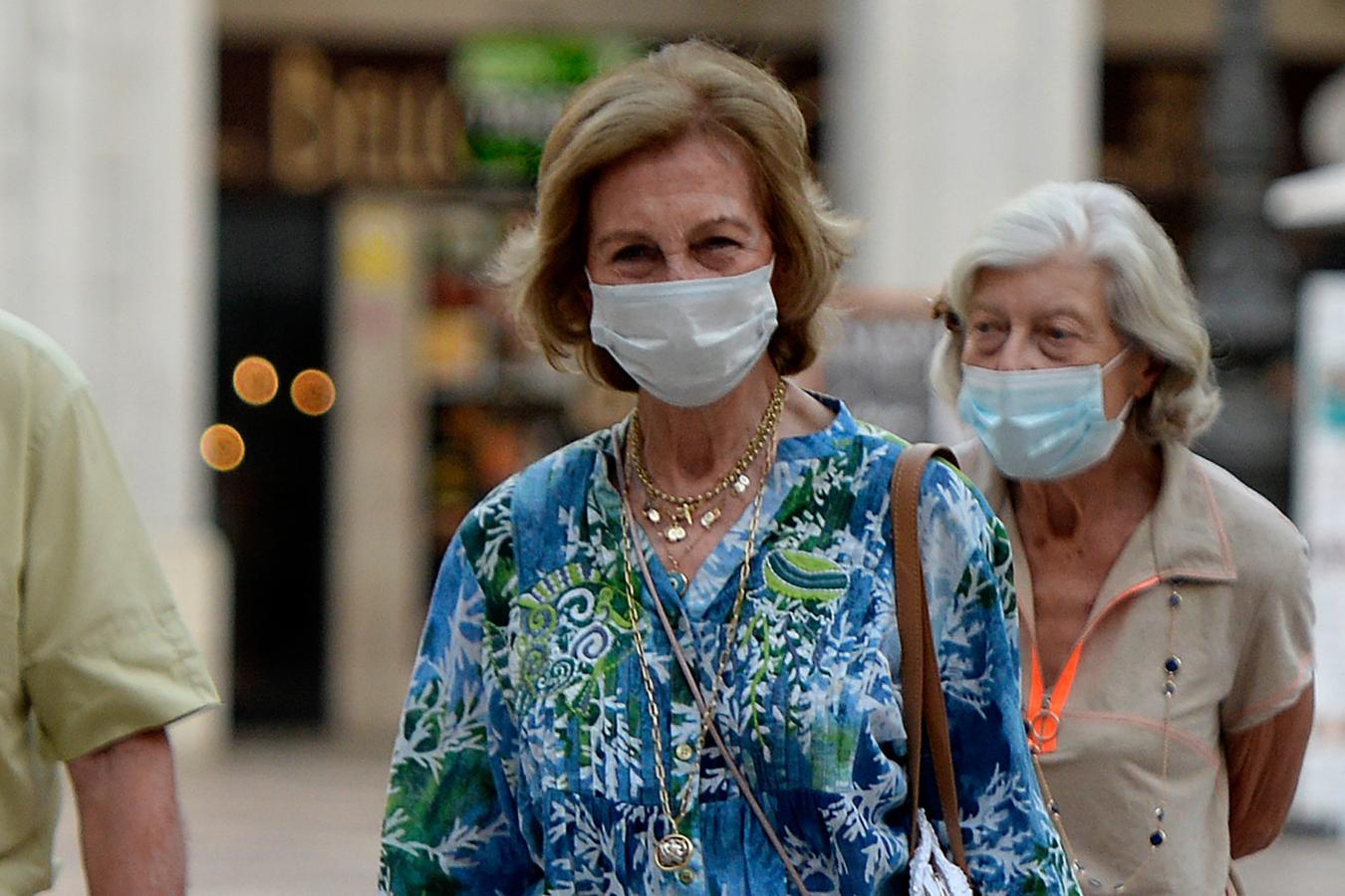 Doña Sofía durante el verano 2020 en Mallorca, escoltada por Tatiana Radziwill, su fiel escudera tras la marcha de España de don Juan Carlos.