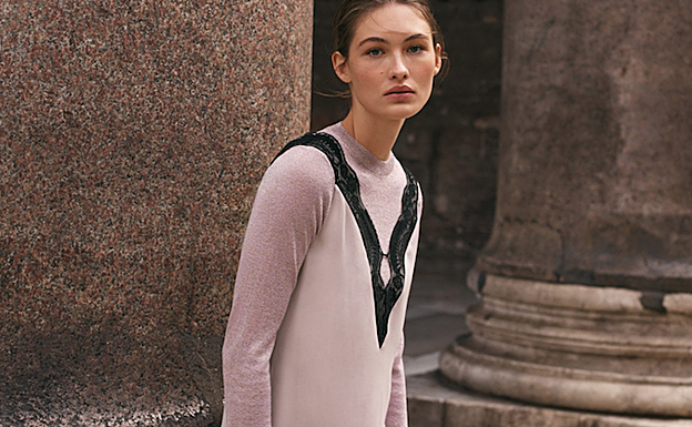 El contraste del punto con el satinado y el encaje de vestido lencero queda perfecto.