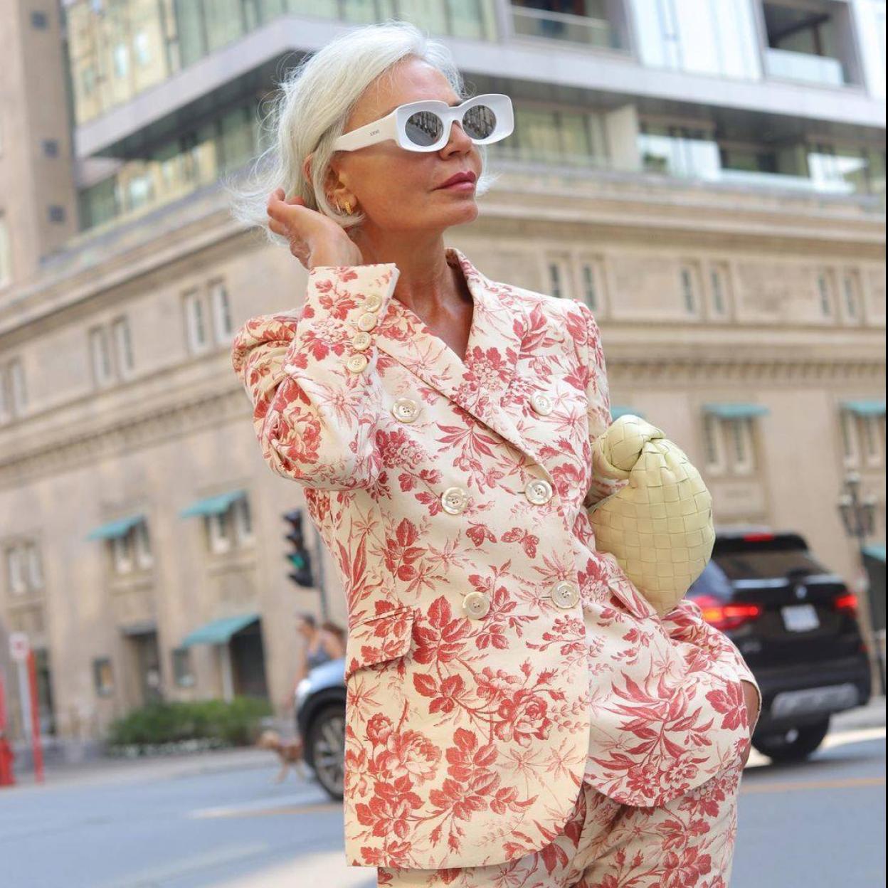 Pincha en la imagen para ver Acolchados, estampado de cuadros, flecos: las capas y ponchos son el abrigo más cómodo y estiloso de este otoño-invierno que llega al low cost