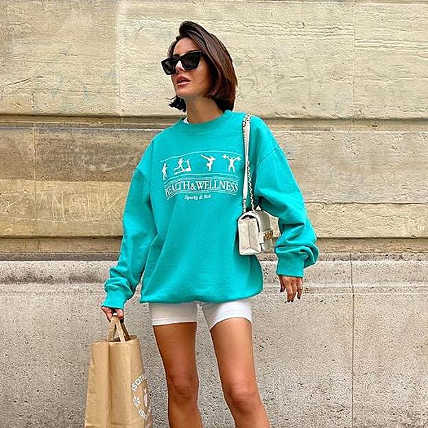 Imagen principal - Sudaderas retro, la tendencia que triunfa entre las influencers (y que combinan de maravilla) que ya ha llegado al low cost