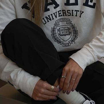 Imagen secundaria 1 - Sudaderas retro, la tendencia que triunfa entre las influencers (y que combinan de maravilla) que ya ha llegado al low cost