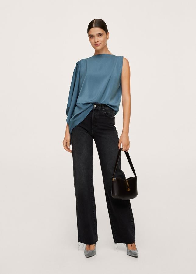 Poco a poco las novedades se irán llenando de prendas de fiesta de cara a las fiestas navideñas. Un top satinado es la opción más sencilla para llevar con tus vaqueros favoritos. Top asimétrico de Mango (25,99 euros). 