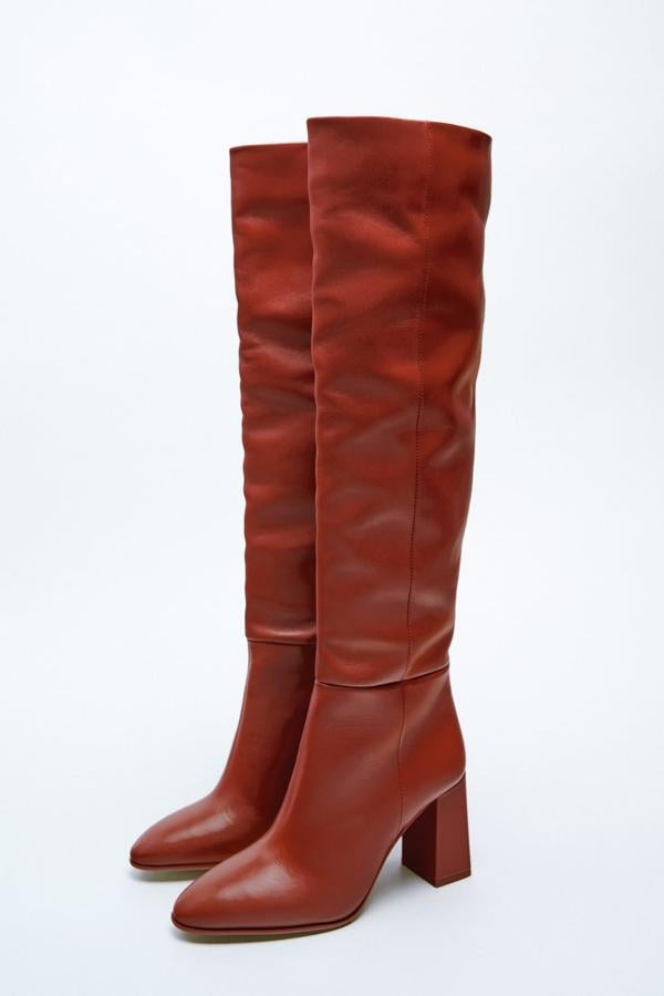 Es tiempo de botas altas. Si ya tienes un par en colores básicos como el negro o el crudo, es hora de dar un paso más y añadir una nota de color a tu zapatero. Estas de color marrón rojizo son una opción perfecta. Botas de tacón alto de Zara (99,99 euros). 