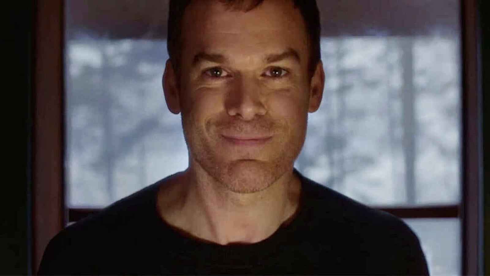 Michael C. Hall vuelve a interpretar al asesino en serie Dexter Morgan en una nueva temporada de 10 capítulos titulada 'Dexter: New Blood'. Ambientada 10 años después de que Dexter desapareciera en el ojo del huracán Laura, el otrora asesino y analista forense de la policía de Miami está viviendo con el nombre falso de Jim Lindsay en la pequeña ciudad de Iron Lake, Nueva York. Dexter puede estar abrazando su nueva vida, pero a raíz de eventos inesperados en esta comunidad, volverá a sentir la llamada de su Pasajero Oscuro.