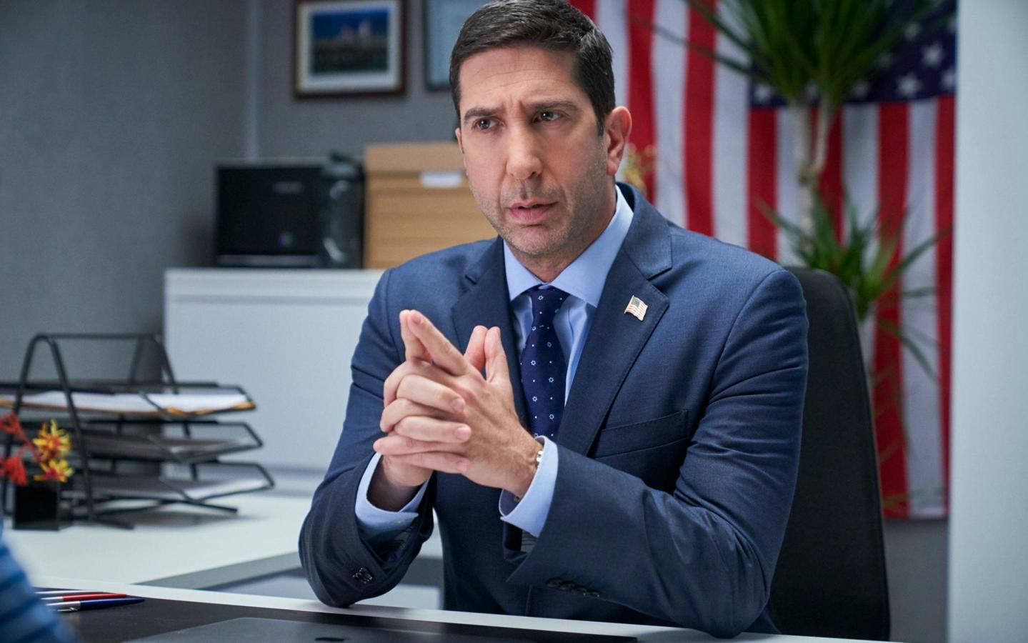 Comedia de situación de seis capítulos ambientada en el mundo de la ciberseguridad que supone el regreso a la comedia de David Schwimmer tras 'Friends'.