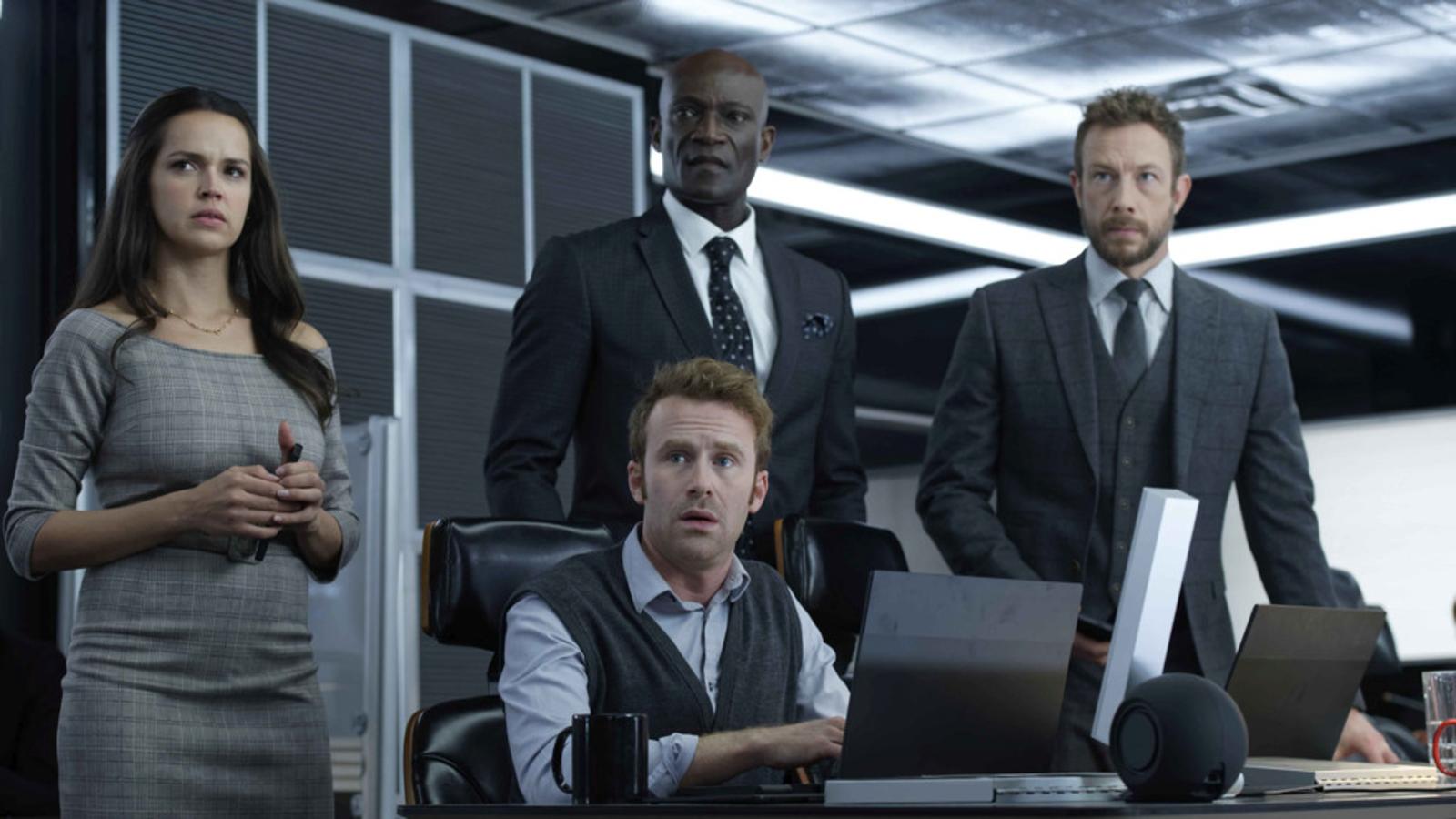 Archie Panjabi y Christopher Plummer protagonizan este 'thriller' que investiga las conspiraciones que rodean el caso del vuelo 716, un avión comercial que desaparece al sobrevolar el Atlántico. Tras el misterioso accidente, Kendra Malley, una brillante investigadora aeronáutica que acaba de quedarse viuda, intentará esclarecer lo ocurrido a petición de su exjefe y mentor, Howard Lawson.