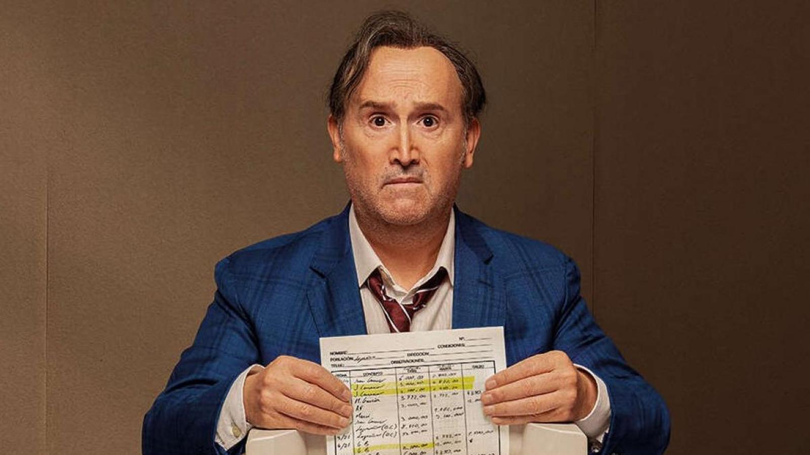 Juan Carrasco se encuentra ahora en lo más alto de su carrera. Gracias a las puertas giratorias, con un despacho espectacular, más delgado y con pelo. Pero todo se viene abajo cuando unos papeles le involucran en una trama de corrupción municipal.