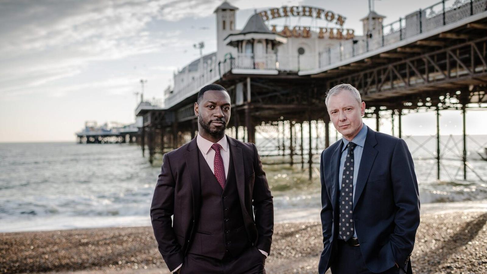 Miniserie británica de dos episodios de 90 minutos cada uno protagonizada por el actor John Simm ('Doctor Who', 'Life on Mars'), que encarna a Roy Grace, un detective que no está pasando por su mejor momento. Sin lograr superar la misteriosa desaparición de su esposa seis años atrás y cuestionado por sus jefes por sus métodos poco ortodoxos, Grace debe conformarse con resolver antiguos casos todavía sin cerrar. Su destino como detective cambiará cuando su colega Glenn Branson le pide consejo sobre un caso: Grace se ve envuelto en dos investigaciones que podría cambiar su situación. Su instinto y tenacidad serán sus mejores armas.