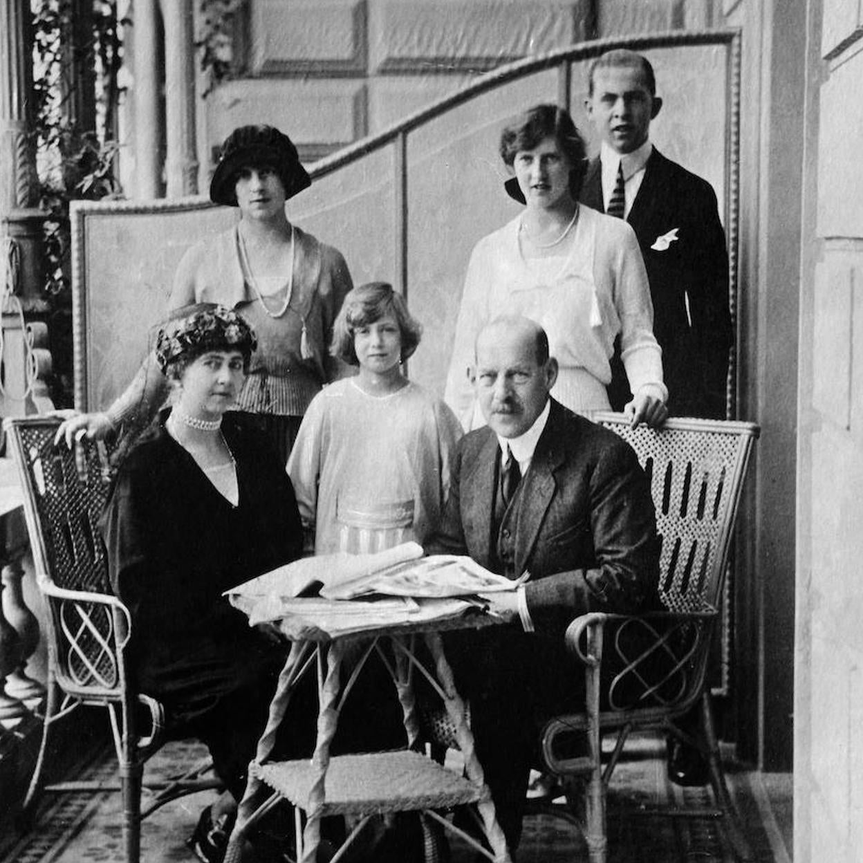 Pincha en la imagen para ver la historia detrás de las 15 tiaras más impactantes de la realeza: de Doña Letizia a la reina Isabel II