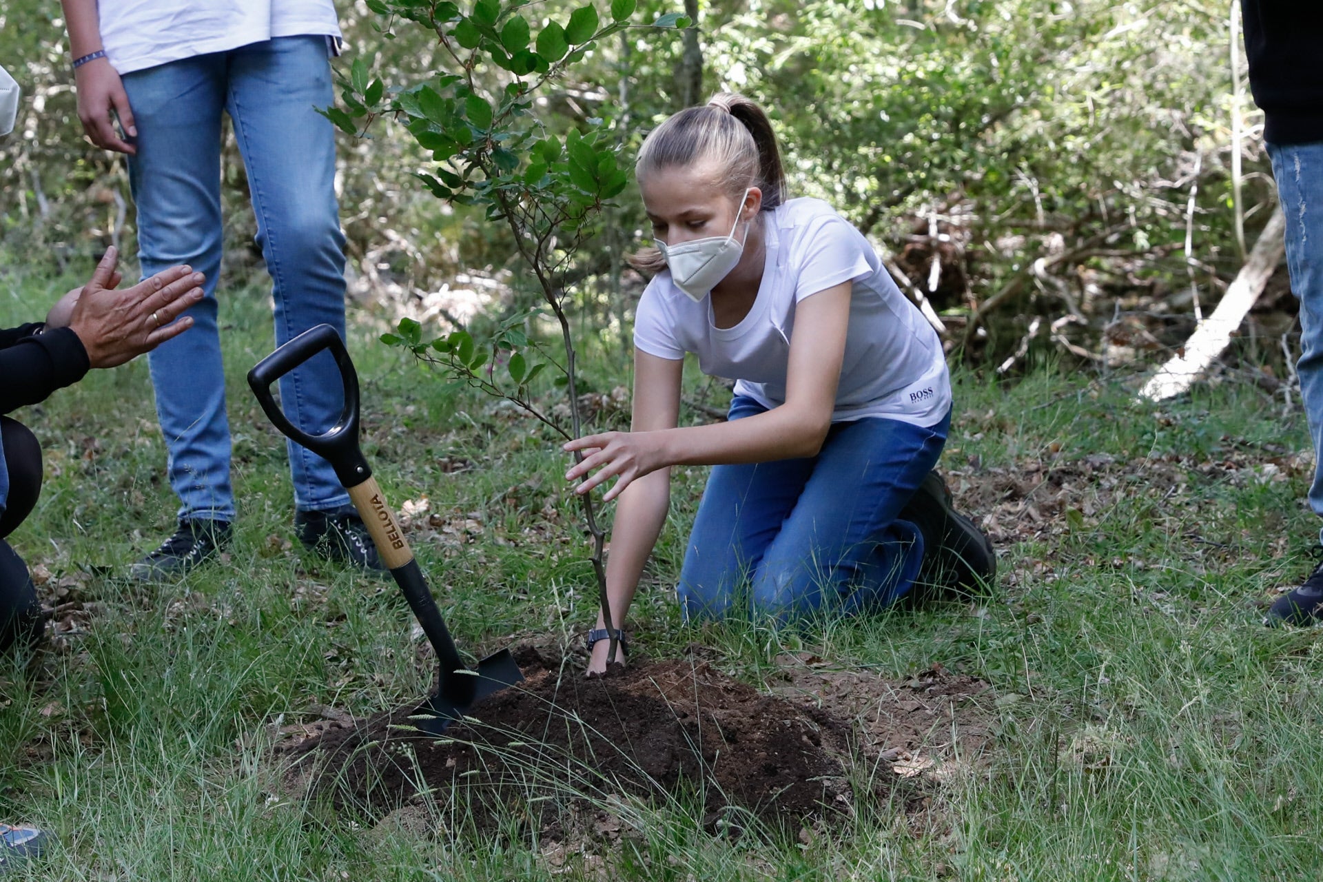 La Princesa Leonor, como muchos jóvenes de su edad, está muy concienciada con la responsabilidad medioambiental y el cuidado del planeta. Por eso,  no dudó en calzarse las botas y coger la pala  para repoblar un bosque en el Hayedo de Montejo con la iniciativa 'Planta un árbol por Europa'.