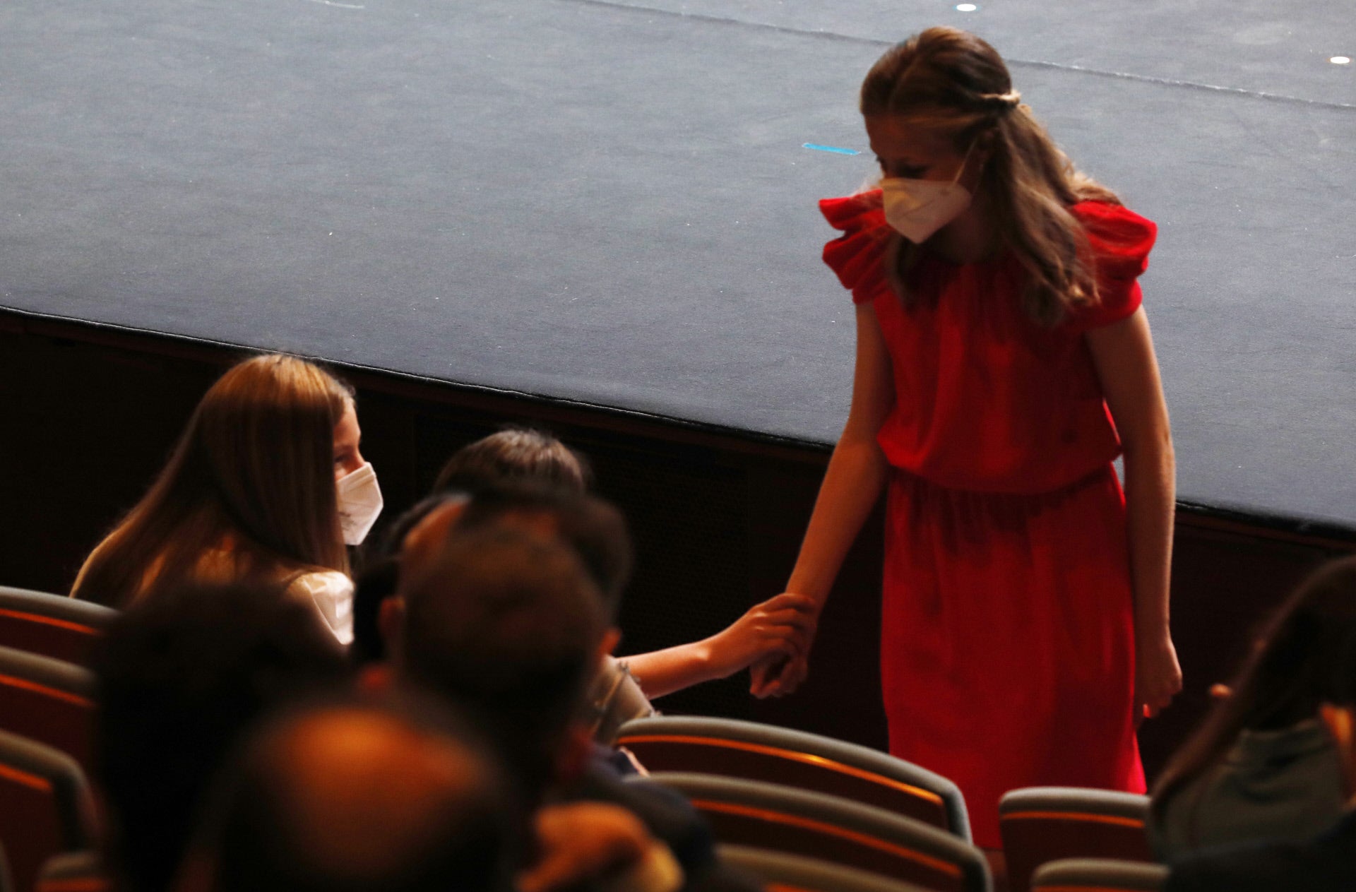 La complicidad entre la Princesa Leonor y su hermana, la Infanta Sofía es más que evidente, y gestos como este, después de pronunciar su discurso en los  Premios Princesa de Girona 2021 , lo demuetran.
