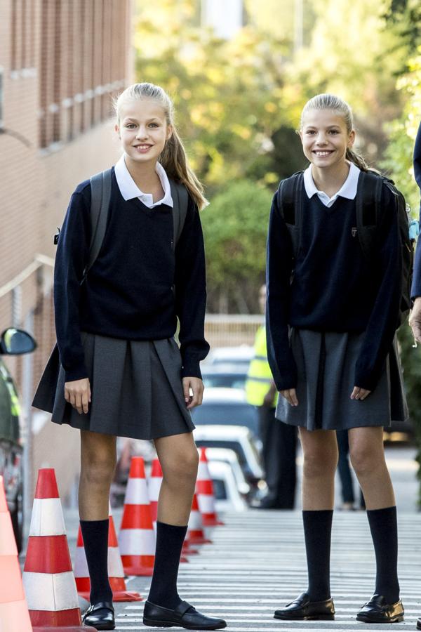 La Princesa Leonor posa muy sonriente junto a su hermana, la Infanta Sofía, en el  inicio del curso escola r en el Colegio Santa María de los Rosales, en Madrid.