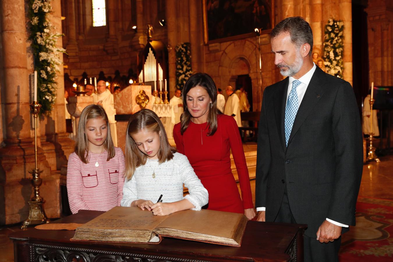 La Princesa de Asturias firma en el libro de honor del Santuario de Covadonga, durante su primer viaje oficial al Principado.
