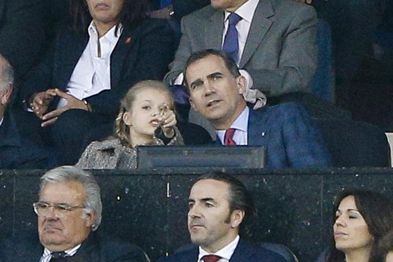 No sabemos si la pequeña Leonor será hincha del Atlético de Madrid como el Rey Felipe, pero sí que le acompañó al palco del Vicente Calderón para ver el partido de semifinales de Champions League en abril de 2016.